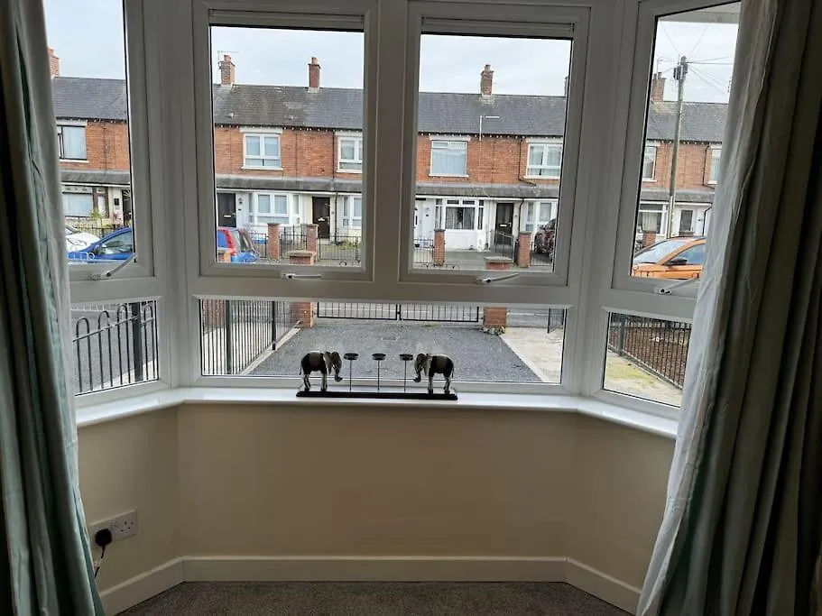 Central And Spacious 2 Bedroom House With Free Private Parking ベルファスト 別荘