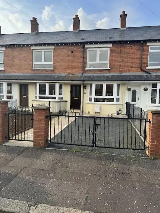 Central And Spacious 2 Bedroom House With Free Private Parking ベルファスト イギリス