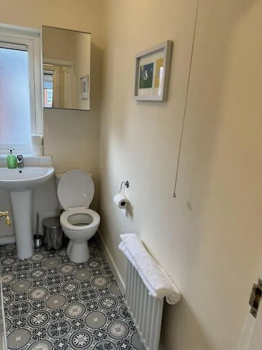 Central And Spacious 2 Bedroom House With Free Private Parking بلفاست