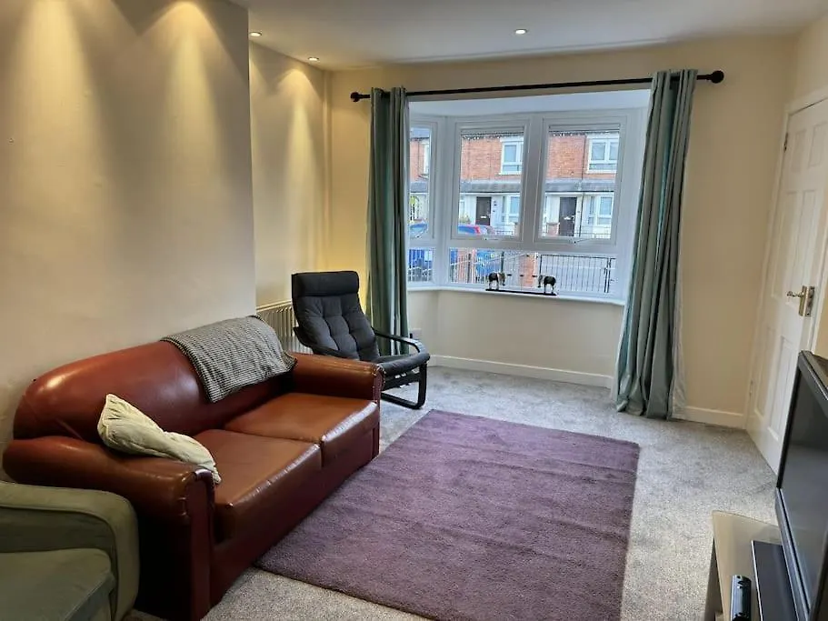 Central And Spacious 2 Bedroom House With Free Private Parking بلفاست