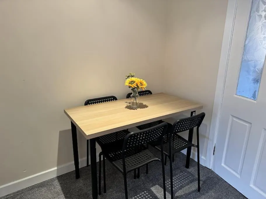 Central And Spacious 2 Bedroom House With Free Private Parking بلفاست 0*,