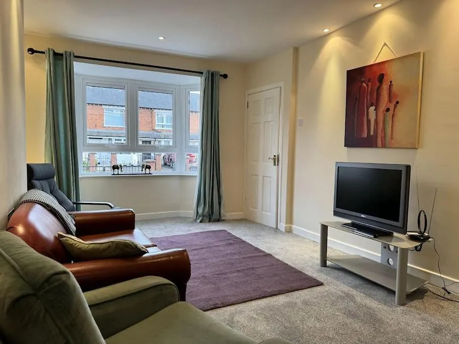 Central And Spacious 2 Bedroom House With Free Private Parking بلفاست بيت للعطل